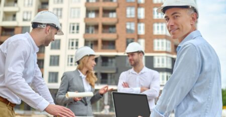 trabajador-de-pie-entre-sus-tres-companeros-de-trabajo-en-el-sitio-de-construccion (1) trabajador-de-pie-entre-sus-tres-companeros-de-trabajo-en-el-sitio-de-construccion (1)